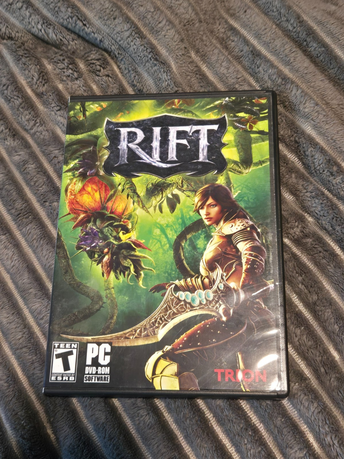 RIFT PC Game DVD-ROM Trion Worlds Fantasy MMO RPG Teen Rating 2011 w Poster