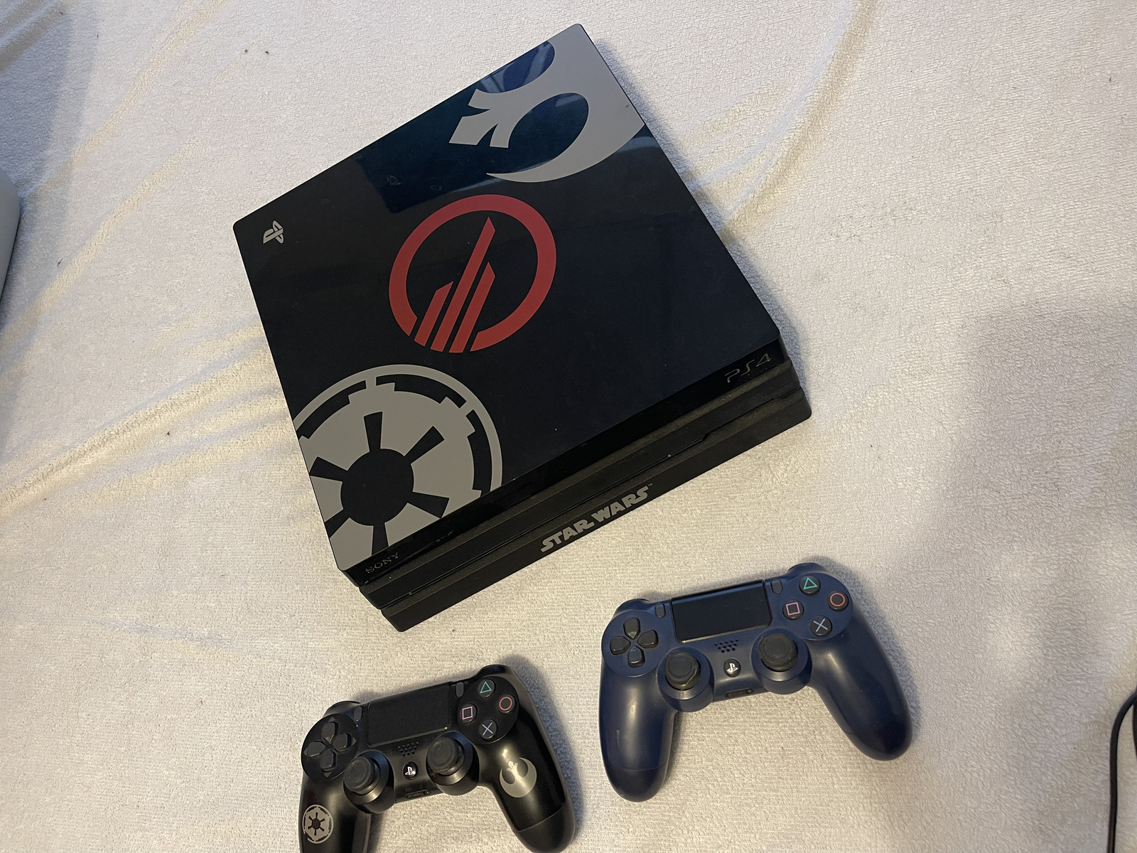 playstation 4 pro 1TB star wars battlefront II bundle w/ game and original box