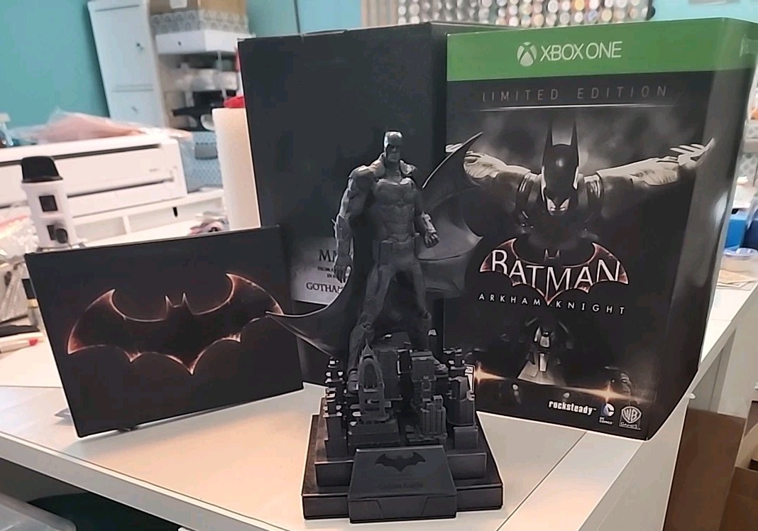 Batman: Arkham Knight: Limited Edition – Xbox One statue and art book -no game