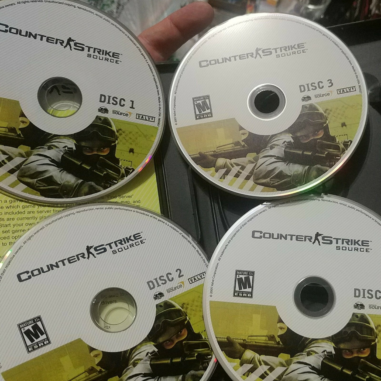 Counter Strike Source-PC-Valve-Rated M-4 discs-with Half Life 2: Deathmatch