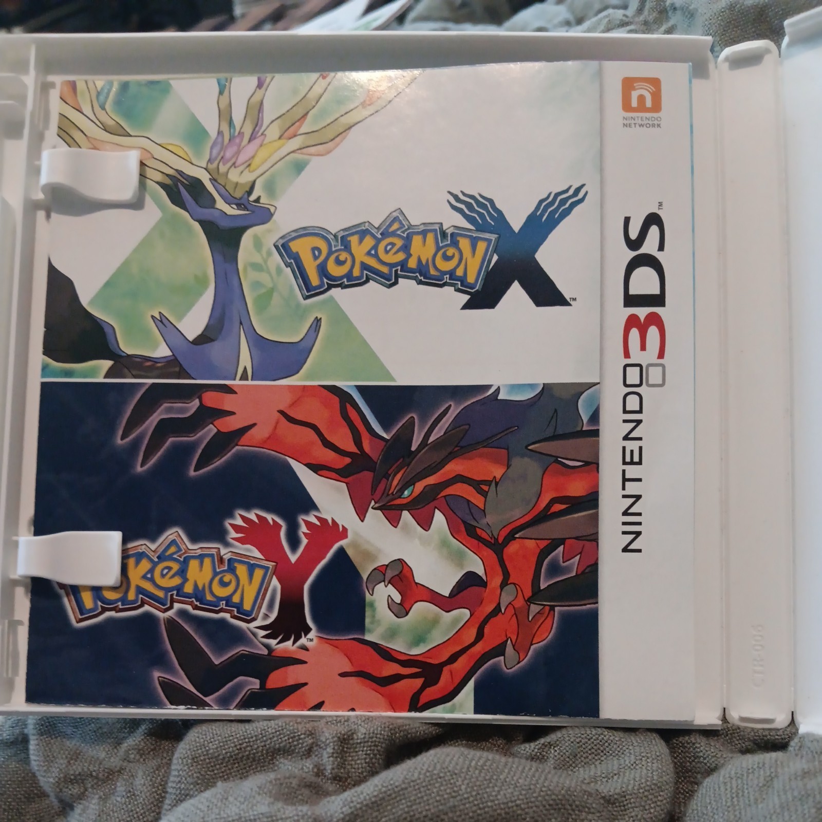 Pokémon Ultra Moon & Pokémon Y game lot (Nintendo 3DS)