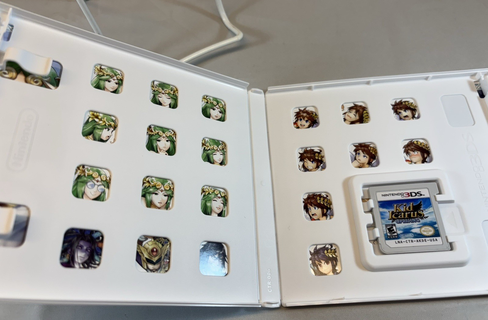 Kid Icarus: Uprising (Nintendo 3DS) – Complete Big Box Edition + Stand & AR Card