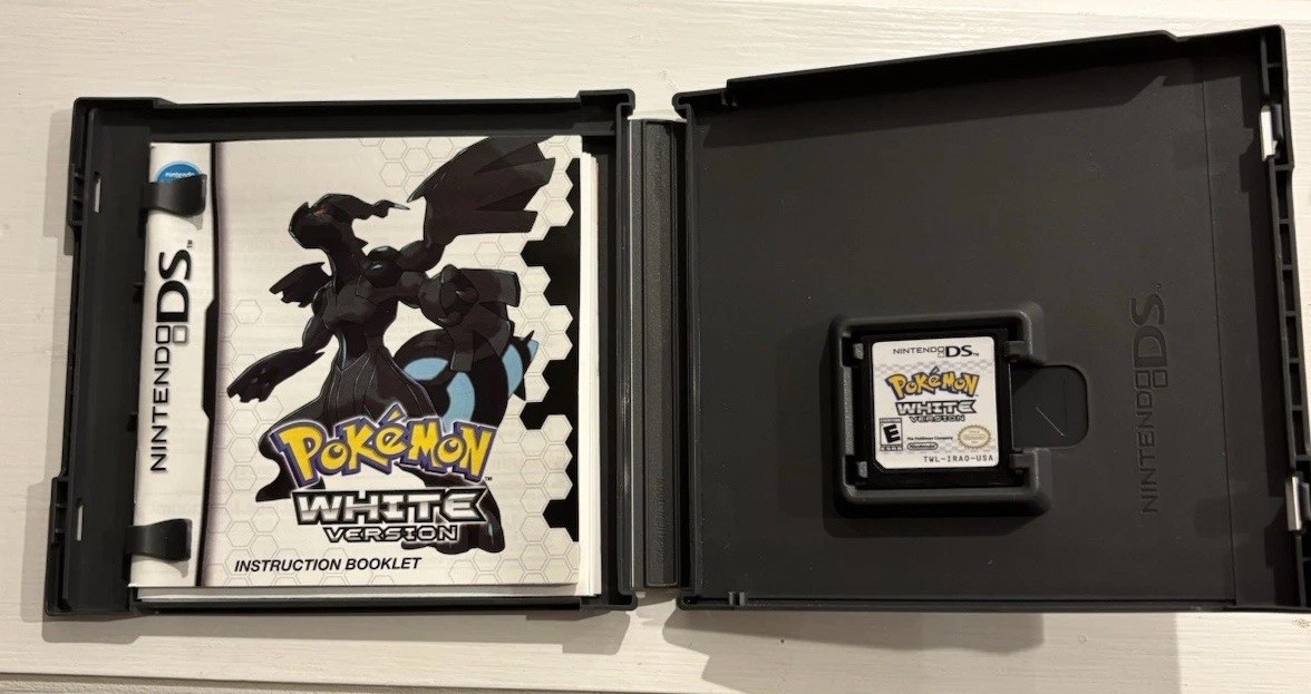 Pokemon White Version 1 DS – Complete In Box w/ game and booklets – Authentic