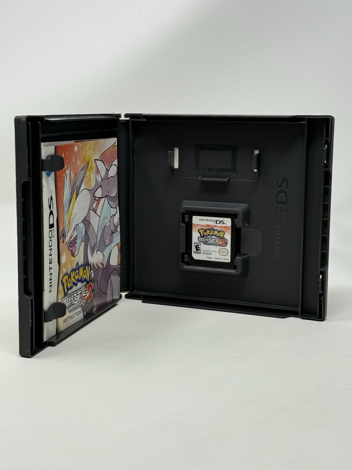 Pokemon White Version 2 Nintendo DS Complete CIB with Inserts Authentic Tested