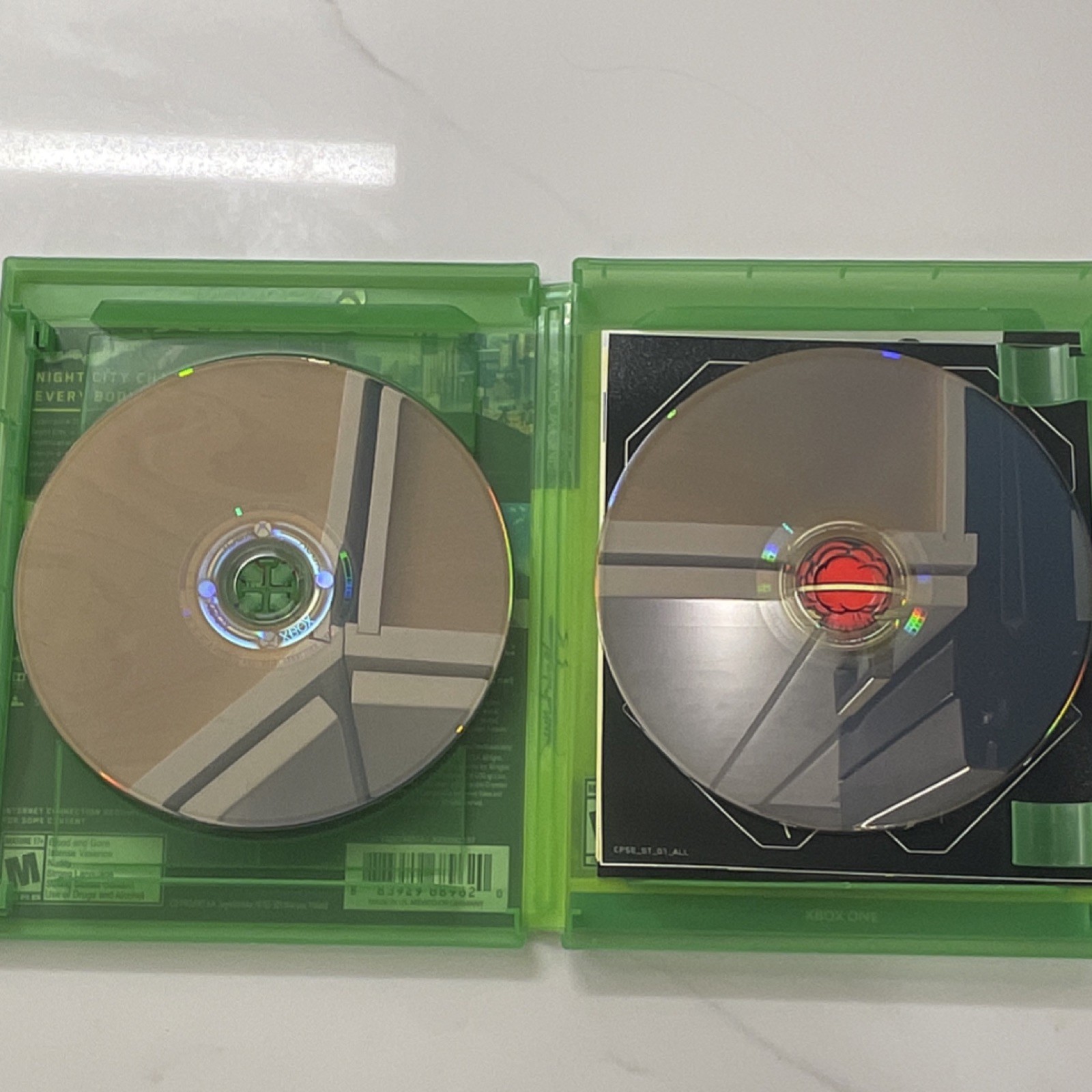 Cyberpunk 2077 (Xbox One, 2020) CD Projekt RED w/ World Compendium, Map, Extras