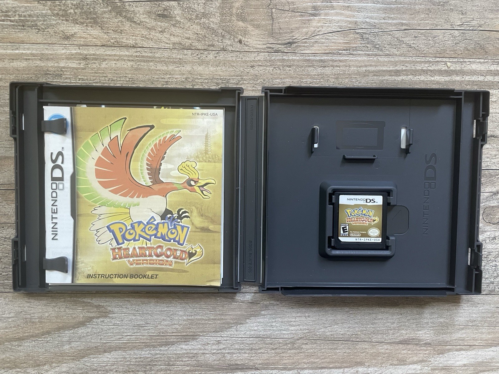 Pokemon: HeartGold Version Big Box Bundle Without Pokéwalker (Nintendo DS, 2010)