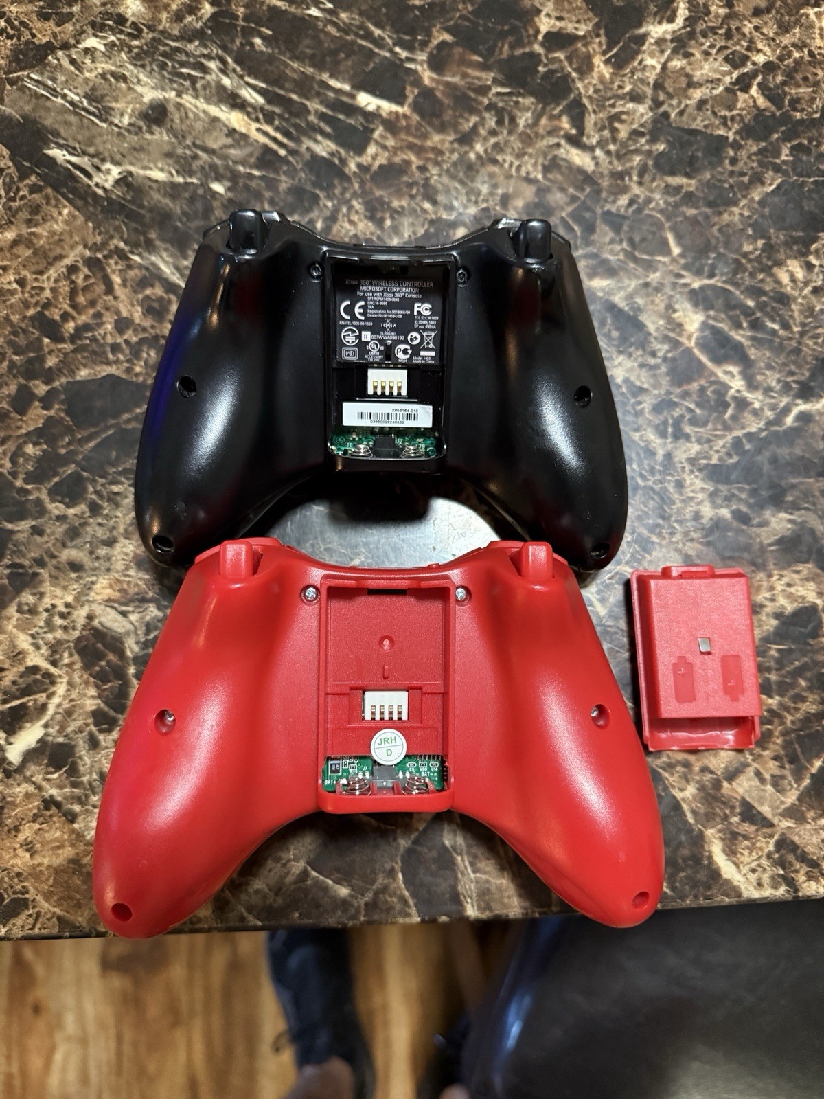 2 Xbox 360 Controllers + Madden 07/College hoops 2006