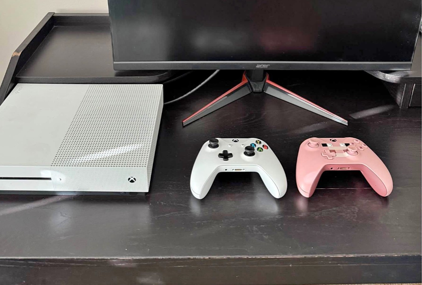Microsoft Xbox One S Console – 2 Controllers, HDMI & Power Cable