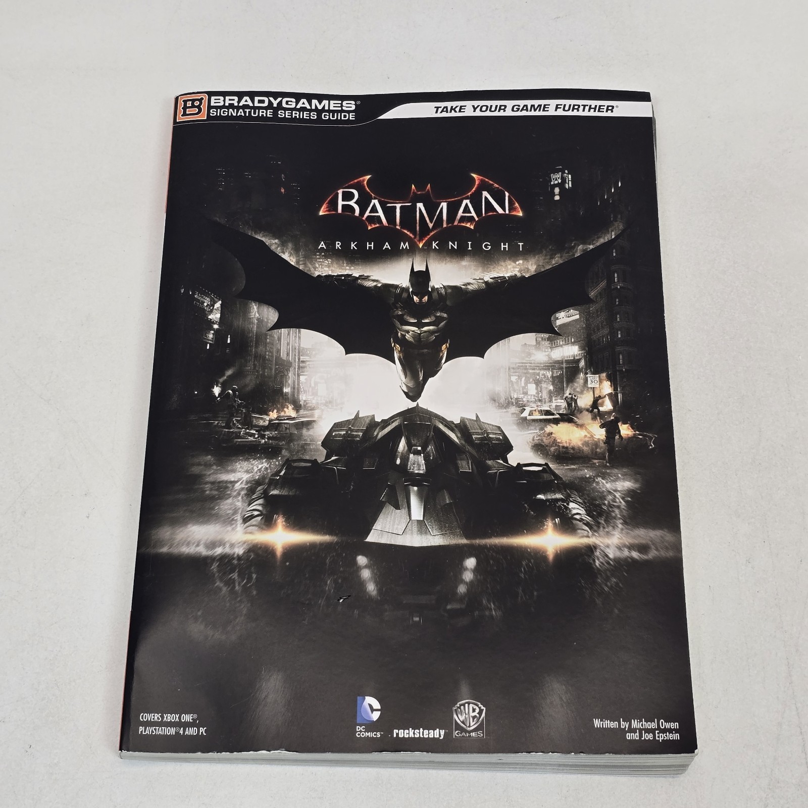 PlayStation 4 Batman Arkham Knight Game + Official Strategy Guide Book