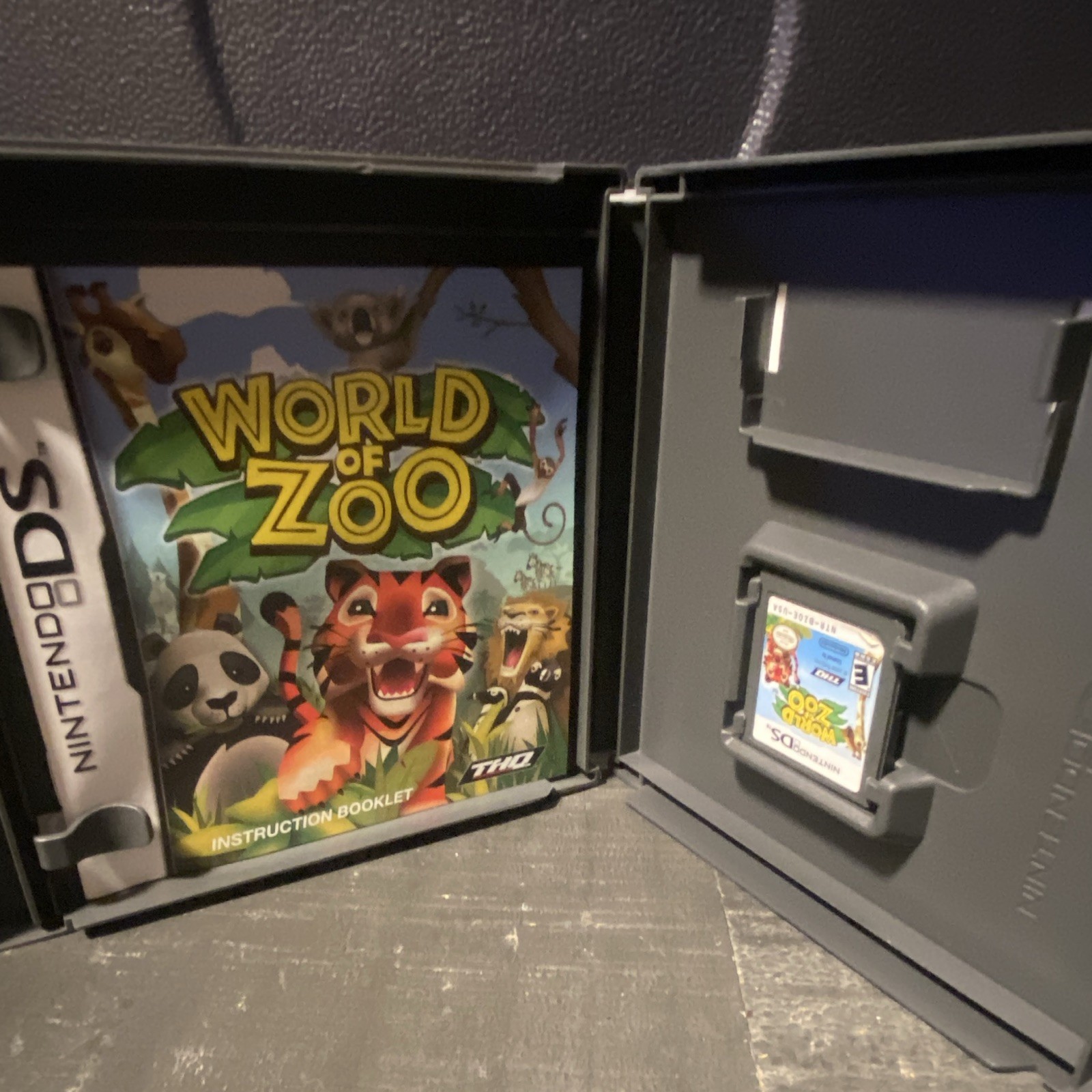 THQ World of Zoo (Nintendo DS, 2009) NTSC-U/C E Simulation Virtual Pet w/ Manual