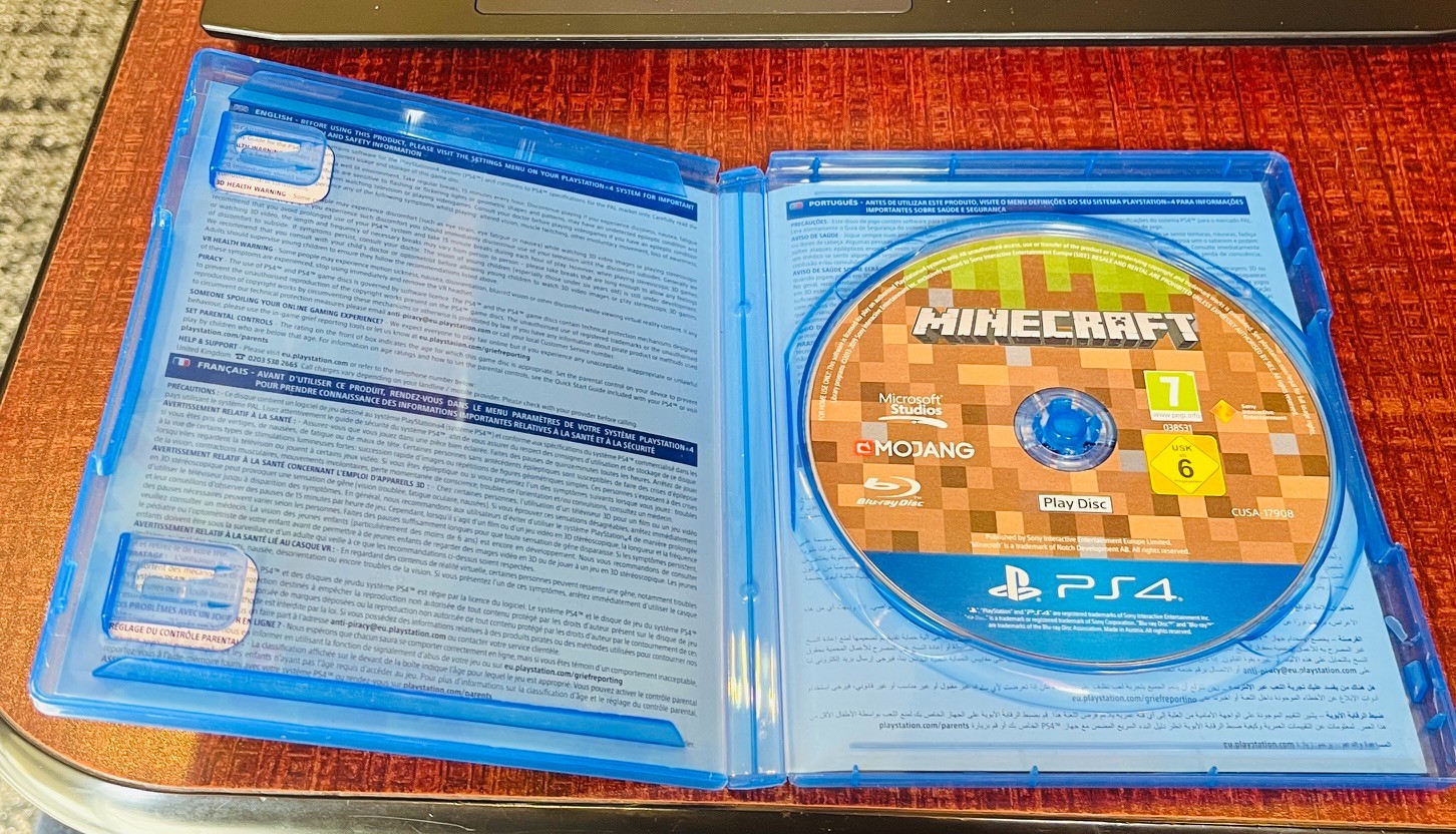 Minecraft Starter Collection – Sony PlayStation 4 (PS4) by Mojang in the ME