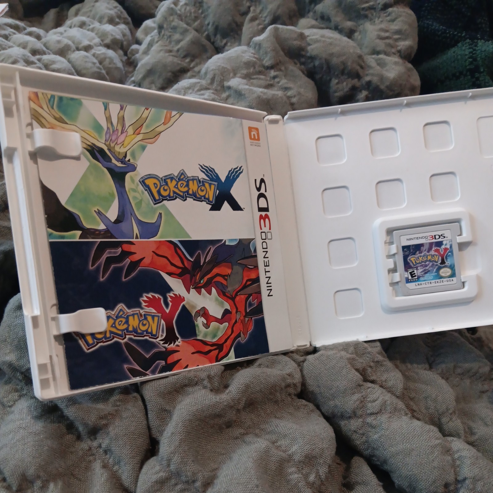Pokémon Ultra Moon & Pokémon Y game lot (Nintendo 3DS)